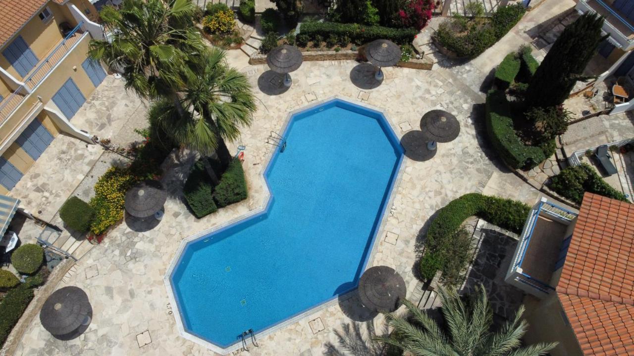 Regina Gardens Lovely Apartment Пафос Екстер'єр фото