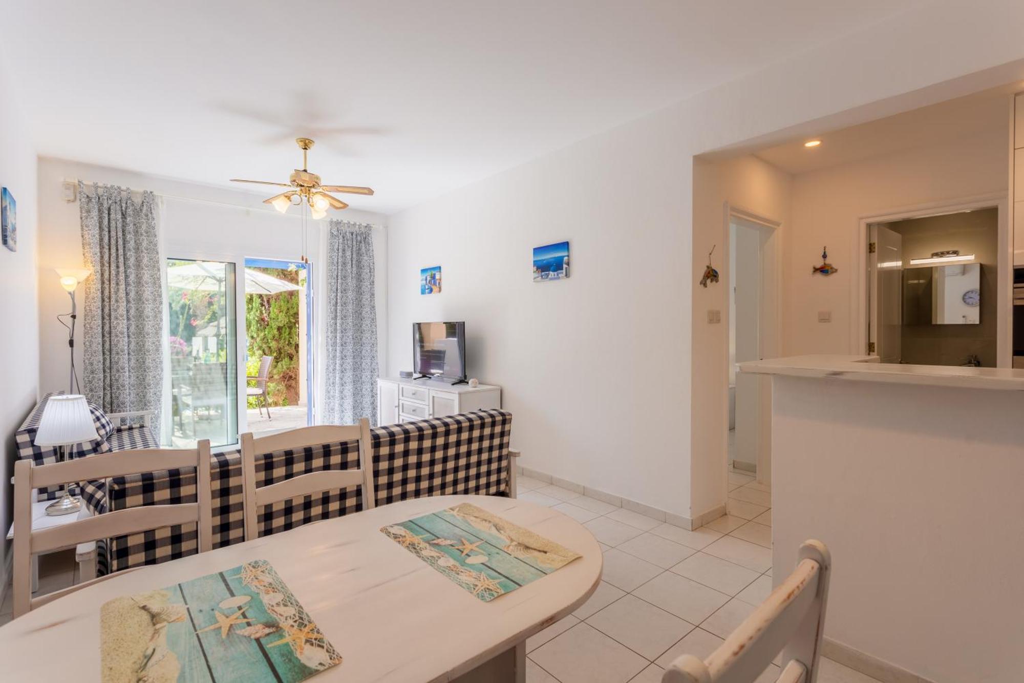 Regina Gardens Lovely Apartment Пафос Екстер'єр фото