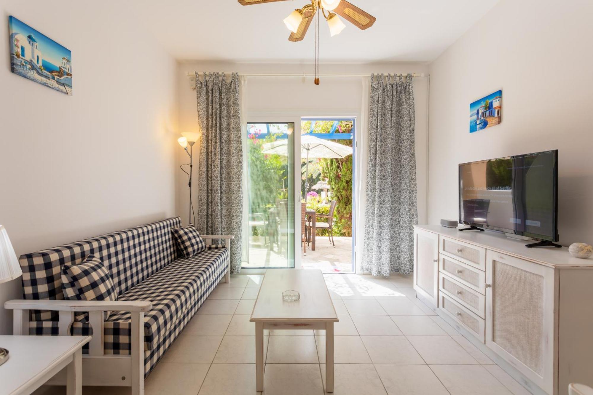 Regina Gardens Lovely Apartment Пафос Екстер'єр фото